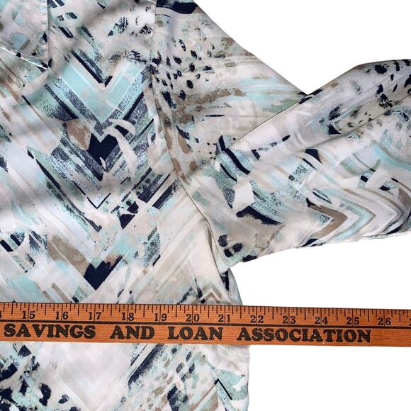 Chicos Blouse Women’s White Blue Gray Button Down size 2 Large - Picture 8 of 9
